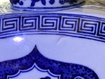 Un beau vase de forme 'moonflask' en porcelaine de Chine en bleu et blanc &agrave; d&eacute;cor 'Bajixiang', marque de Qianlong, 19&egrave;me